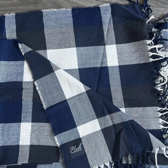 Plush Apparel Checkered Plaid Blanket Scarf Blue And White OS - Picture 5 of 7